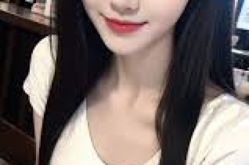 吐舌紧贴人设崩塌曾志伟与乔妹合照展现娱乐圈的另一面