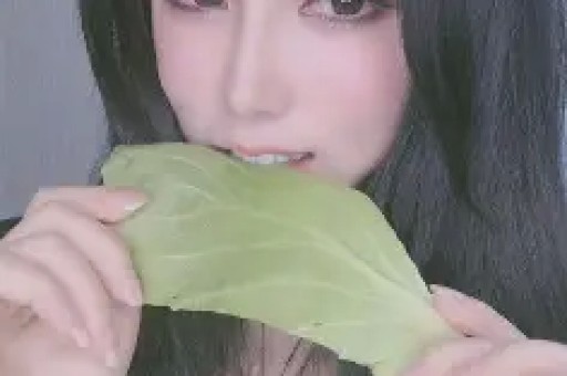 大瓜！曝某95后顶流女星自称是合作男演员的女友对方受不了死缠烂打拉黑了她